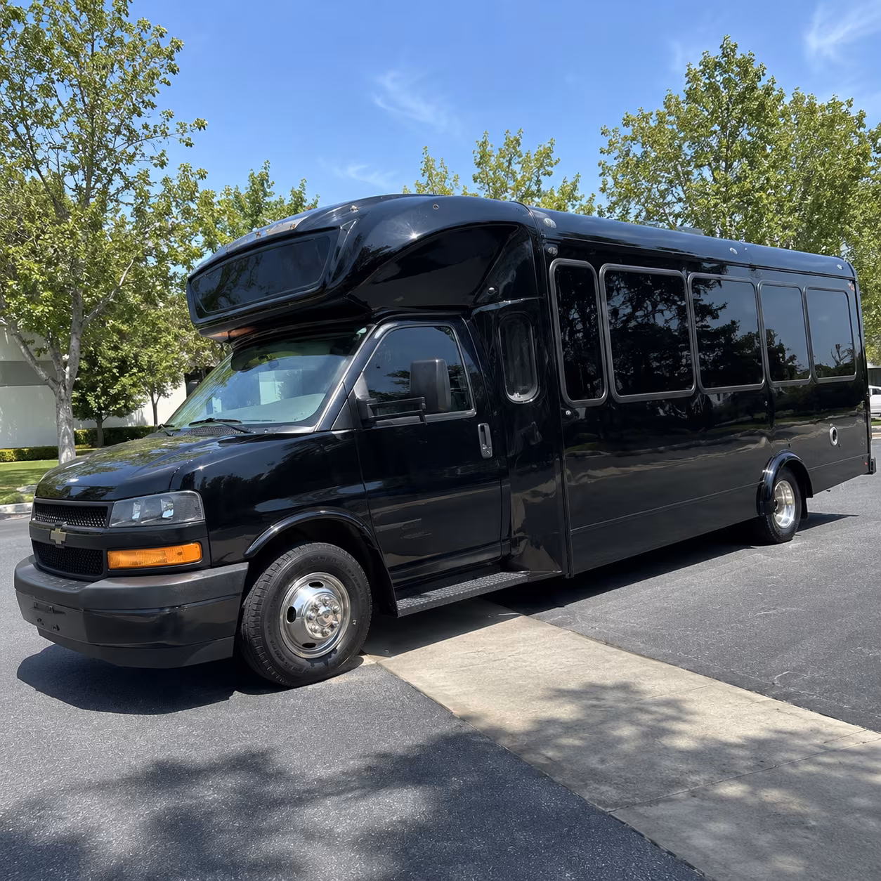 murfreesboro 15 passenger party bus
